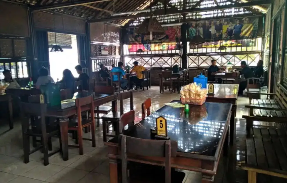 Cara Membedakan Tempat Makan Enak, Murah, dan Mahal Tanpa Lihat Harga. Valid! 17 Foto artis di tempat makan