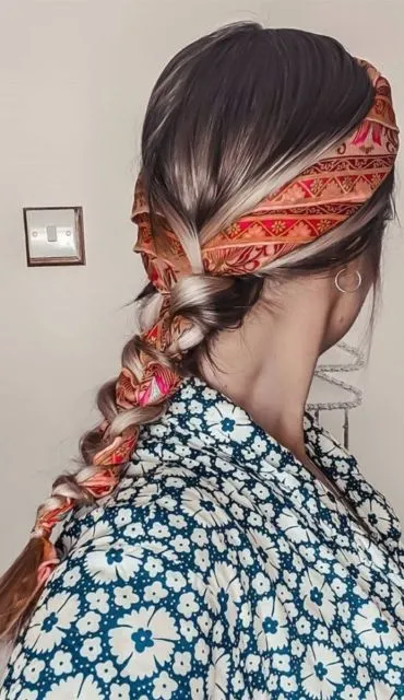 7 Kreasi Aksesori Rambut yang Gemas dari Scarf. Bikin Penampilan Makin Manis dan Stylish! 10