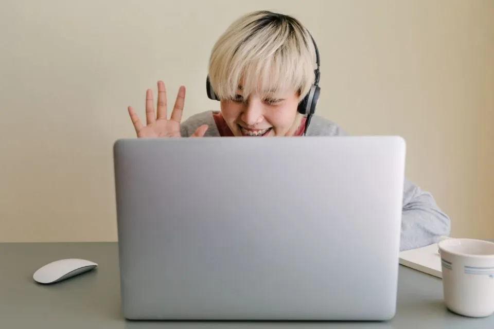 5 Tipikal Orang Saat Ikut Meeting Online. Katanya sih, yang Penting Udah Berkontribusi~ 6