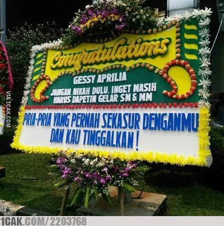11 Karangan Bunga yang Akan Membuatmu Menyesal Punya Teman Begini. Nggak Ada Akhlak! 12