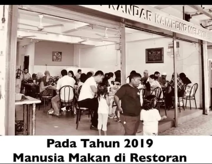 11 Foto Bersejarah Sebelum Era Pandemi Menyerang. Ternyata Zaman Tersebut Beneran Ada! 16
