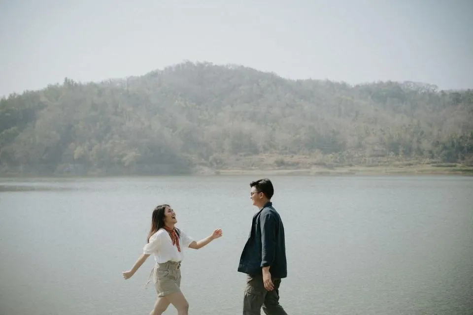 16 Ide Pre-Wedding dengan Latar Danau yang Bikin Fotomu Makin Syahdu. Uww, Manisnya~ 29