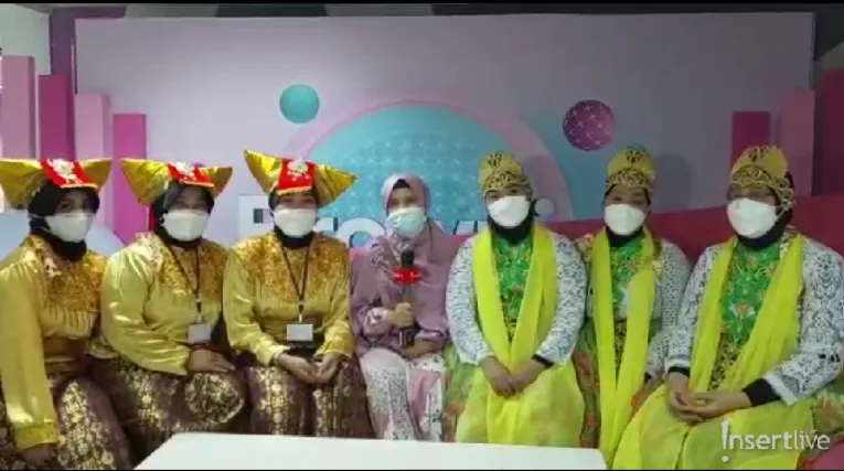 10 Aksi Fans Tonton Acara Pernikahan Lesty Kejora dan Rizky Billar. Bak Kondangan Beneran! 16