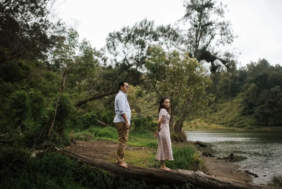16 Ide Pre-Wedding dengan Latar Danau yang Bikin Fotomu Makin Syahdu. Uww, Manisnya~ 31