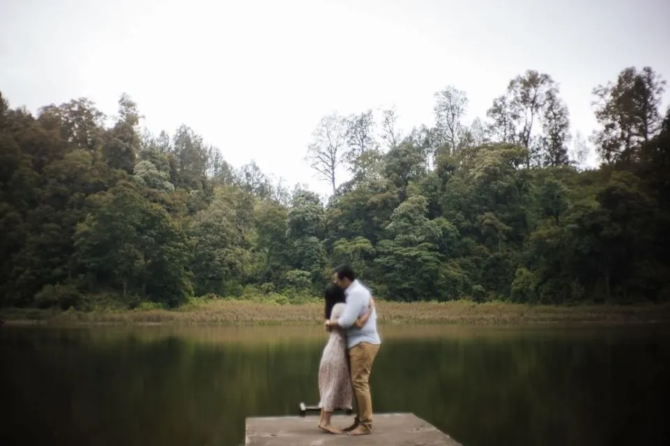 16 Ide Pre-Wedding dengan Latar Danau yang Bikin Fotomu Makin Syahdu. Uww, Manisnya~ 26