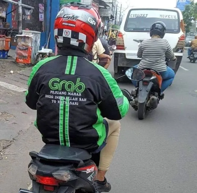 Potret Driver Ojol Ketika Lagi Jatuh Cinta. Bucin Adalah Hak Semuanya! 15