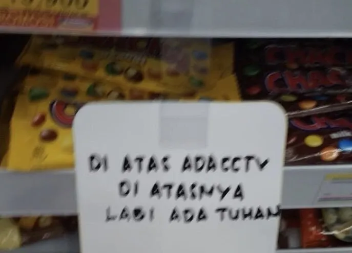 Nggak Cuma Tulisan Dilarang Ngutang, 11 Peringatan Kocak di Toko ini Bukti Susahnya Hadapi Pembeli 12