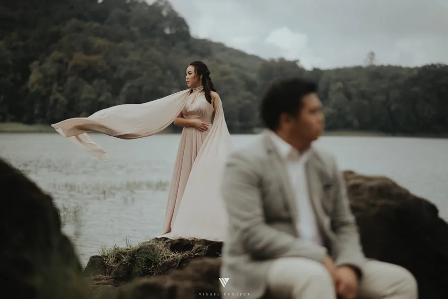 16 Ide Pre-Wedding dengan Latar Danau yang Bikin Fotomu Makin Syahdu. Uww, Manisnya~ 18