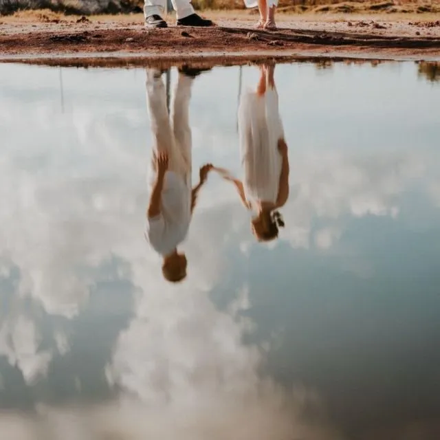 16 Ide Pre-Wedding dengan Latar Danau yang Bikin Fotomu Makin Syahdu. Uww, Manisnya~ 28