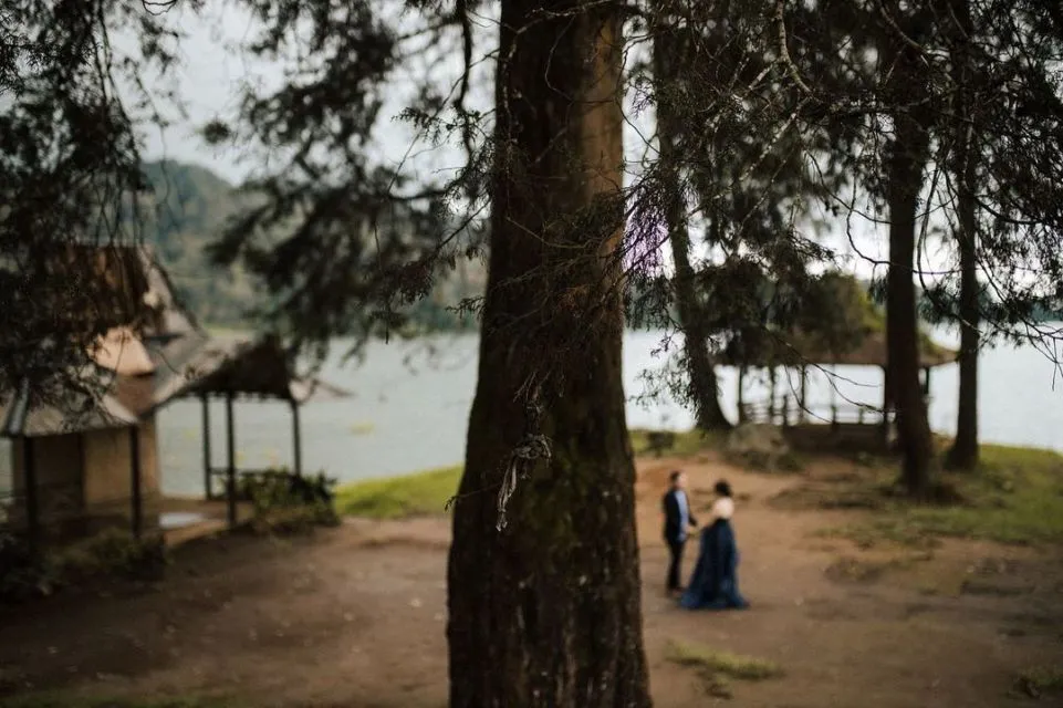 16 Ide Pre-Wedding dengan Latar Danau yang Bikin Fotomu Makin Syahdu. Uww, Manisnya~ 25