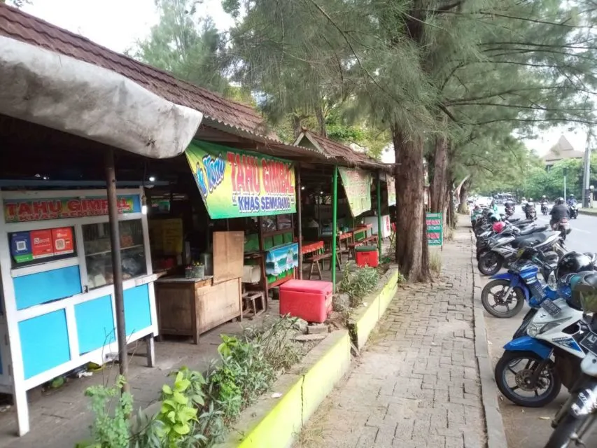Cara Membedakan Tempat Makan Enak, Murah, dan Mahal Tanpa Lihat Harga. Valid! 11 Parkiran tempat makan