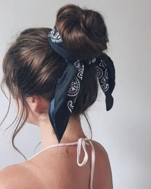 7 Kreasi Aksesori Rambut yang Gemas dari Scarf. Bikin Penampilan Makin Manis dan Stylish! 8