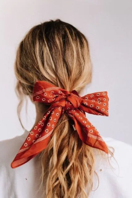 7 Kreasi Aksesori Rambut yang Gemas dari Scarf. Bikin Penampilan Makin Manis dan Stylish! 12