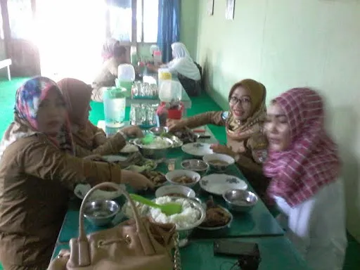 Cara Membedakan Tempat Makan Enak, Murah, dan Mahal Tanpa Lihat Harga. Valid! 13 PNS makan bersama