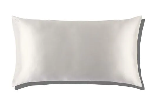 Manfaat Tidur Pakai Silk Pillowcase buat Kulit Berjerawat dan Sensitif. Bikin Kulit 'Tenang'~ 6