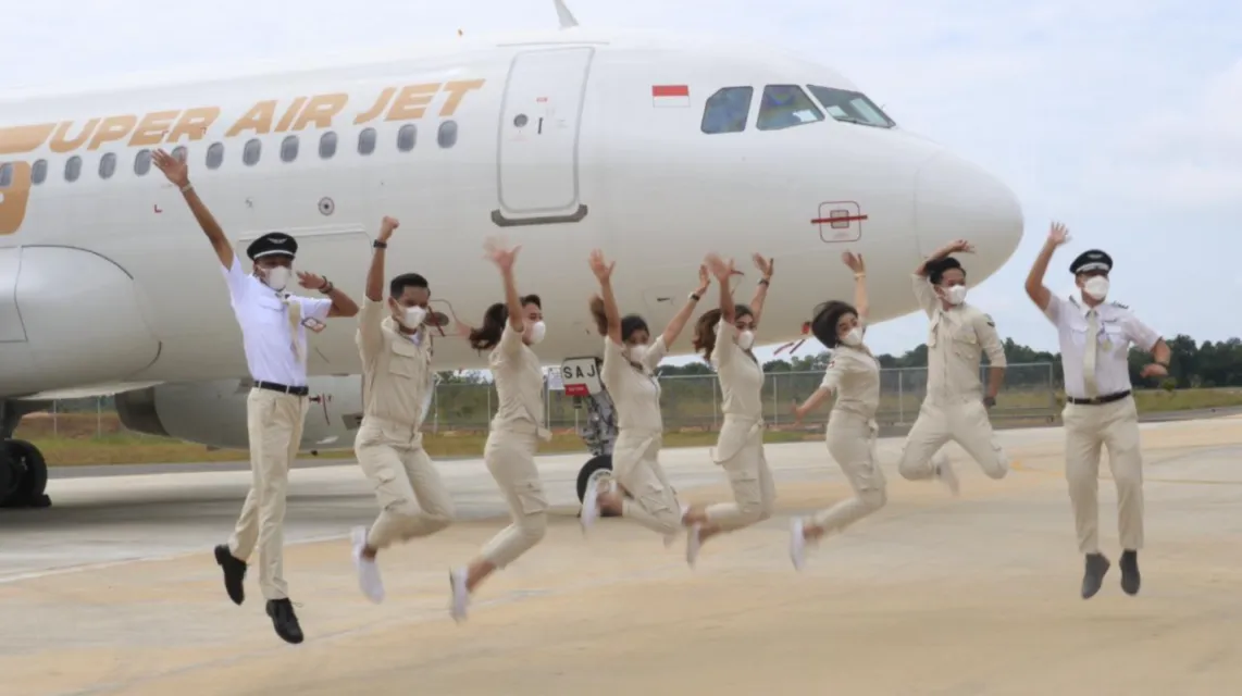 Maskapai Anyar Super Air Jet Perkenalkan 'Super Crew', Awak Kabin Bergaya Kasual Khas Anak Muda 3