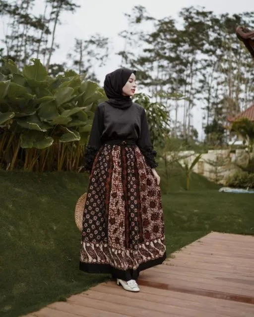 10 Ide Padu Padan Bawahan Batik ala Para Seleb. Acara Formal Ayok, Acara Santai Kece Juga~ 19