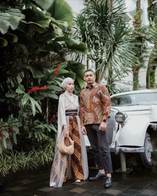 10 Ide Padu Padan Bawahan Batik ala Para Seleb. Acara Formal Ayok, Acara Santai Kece Juga~ 17