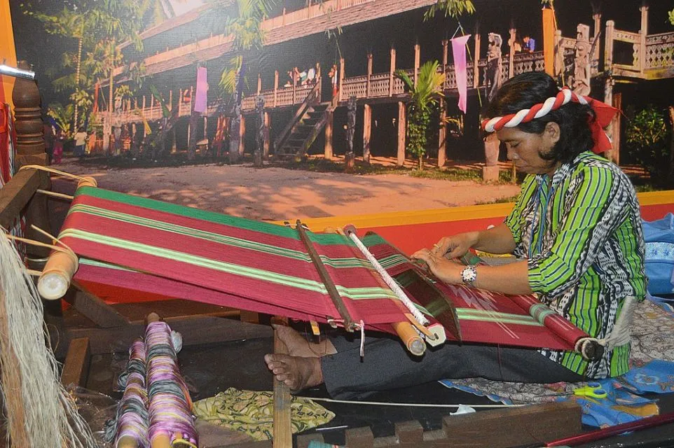 Selain Batik yang Kamu Kenal, 5 Kain Tradisional Indonesia ini Juga Tak Kalah Indahnya. Punya? 10
