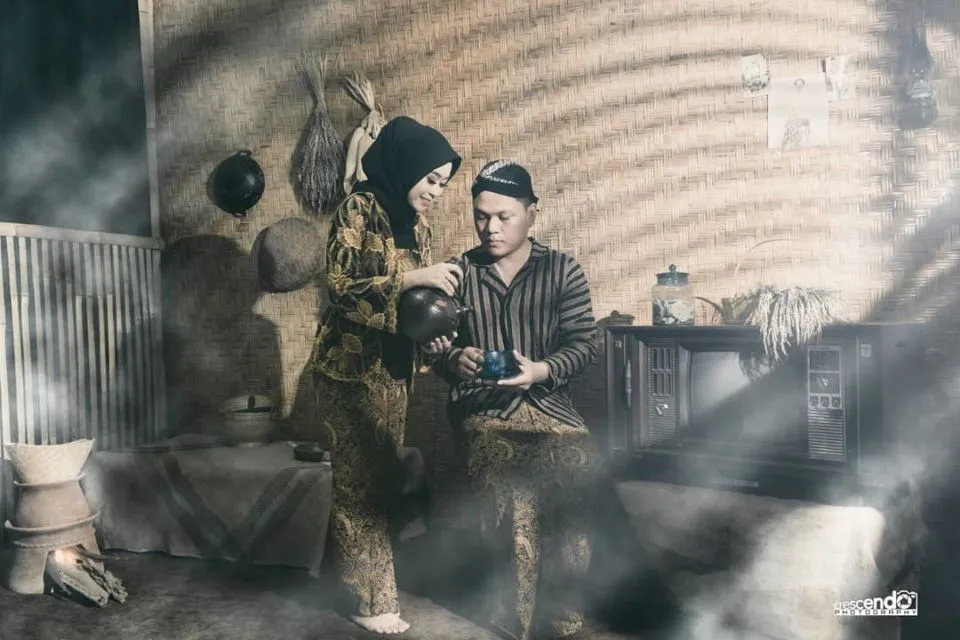 Uniknya 7+ Ide Pre-wedding Tema Vintage ala Album Foto Jadul. Pas Buat Pasangan Old Soul~ 15