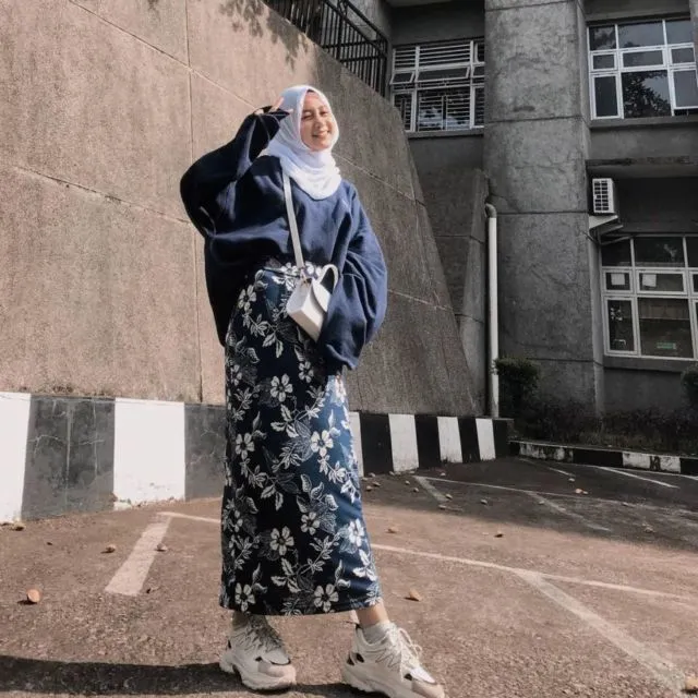 10 Ide Padu Padan Bawahan Batik ala Para Seleb. Acara Formal Ayok, Acara Santai Kece Juga~ 18