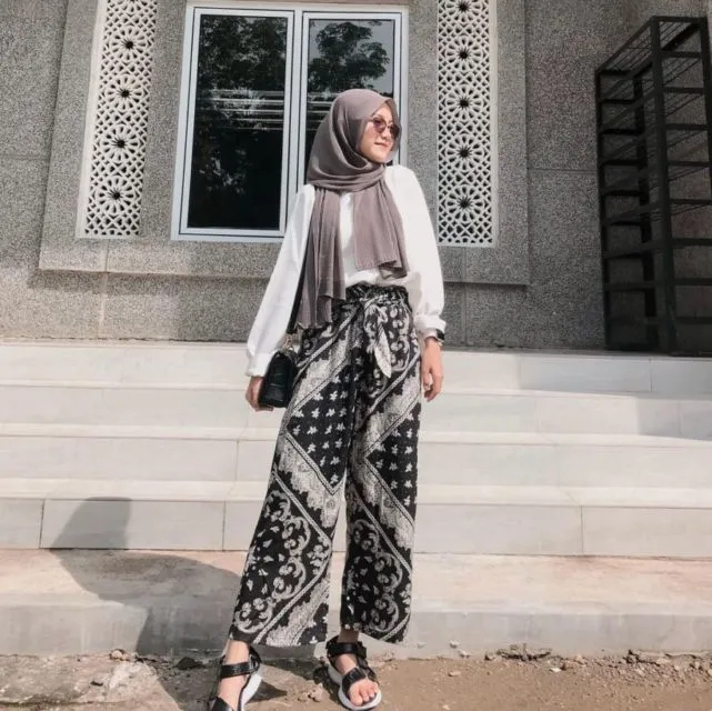 10 Ide Padu Padan Bawahan Batik ala Para Seleb. Acara Formal Ayok, Acara Santai Kece Juga~ 20