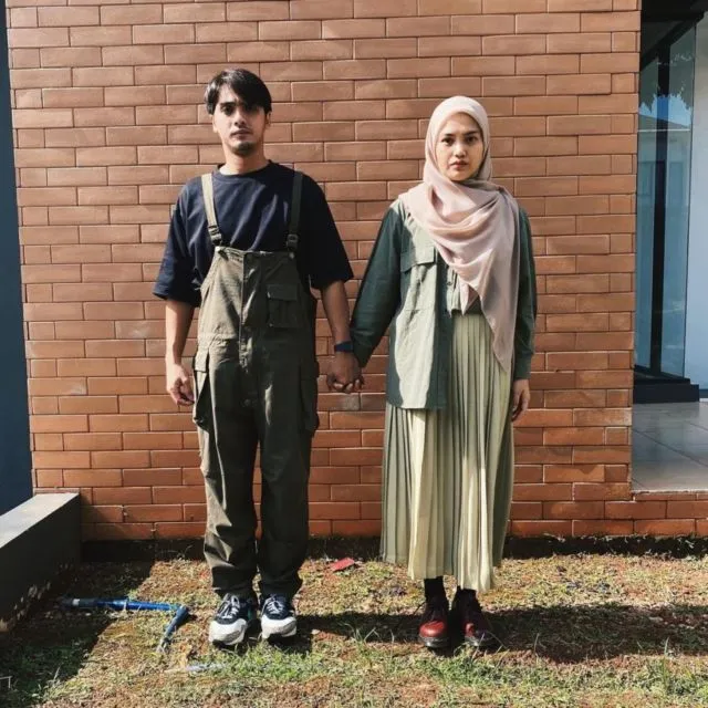 9 Ide OOTD Pasangan ala Ricky Harun dan Herfiza. Serasi dan Santun dengan Busana Senada~ 10