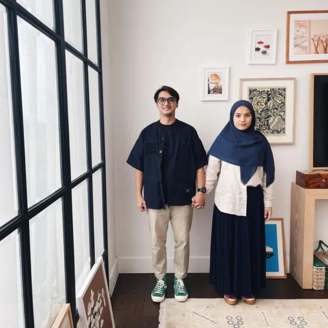 9 Ide OOTD Pasangan ala Ricky Harun dan Herfiza. Serasi dan Santun dengan Busana Senada~ 13