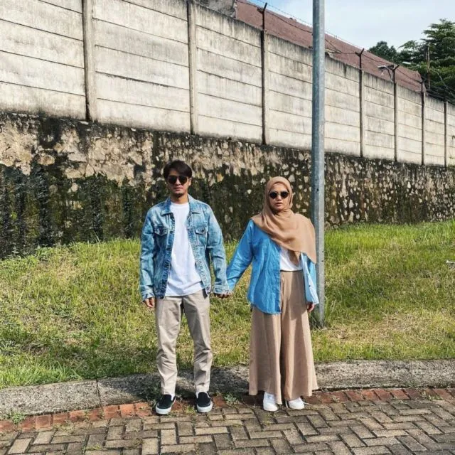 9 Ide OOTD Pasangan ala Ricky Harun dan Herfiza. Serasi dan Santun dengan Busana Senada~ 11