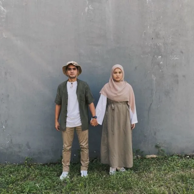 9 Ide OOTD Pasangan ala Ricky Harun dan Herfiza. Serasi dan Santun dengan Busana Senada~ 12