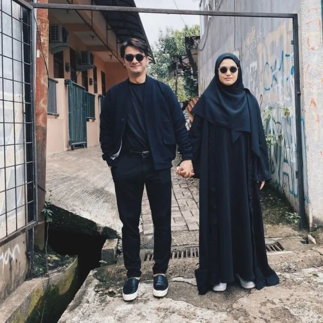 9 Ide OOTD Pasangan ala Ricky Harun dan Herfiza. Serasi dan Santun dengan Busana Senada~ 14