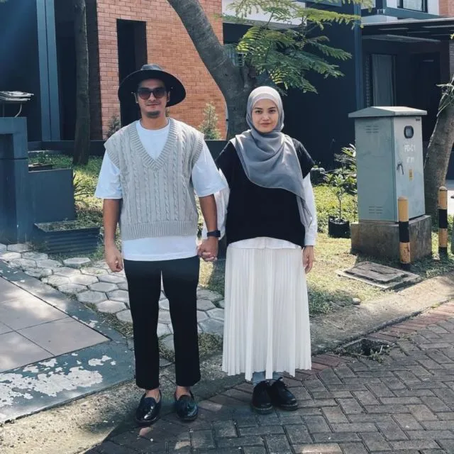 9 Ide OOTD Pasangan ala Ricky Harun dan Herfiza. Serasi dan Santun dengan Busana Senada~ 15