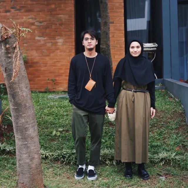 9 Ide OOTD Pasangan ala Ricky Harun dan Herfiza. Serasi dan Santun dengan Busana Senada~ 17