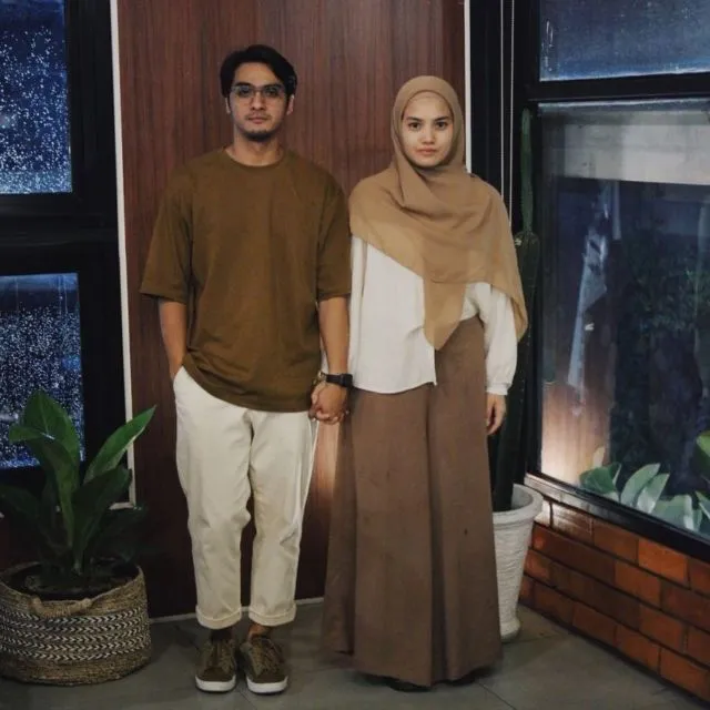 9 Ide OOTD Pasangan ala Ricky Harun dan Herfiza. Serasi dan Santun dengan Busana Senada~ 16