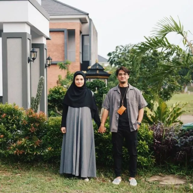 9 Ide OOTD Pasangan ala Ricky Harun dan Herfiza. Serasi dan Santun dengan Busana Senada~ 18