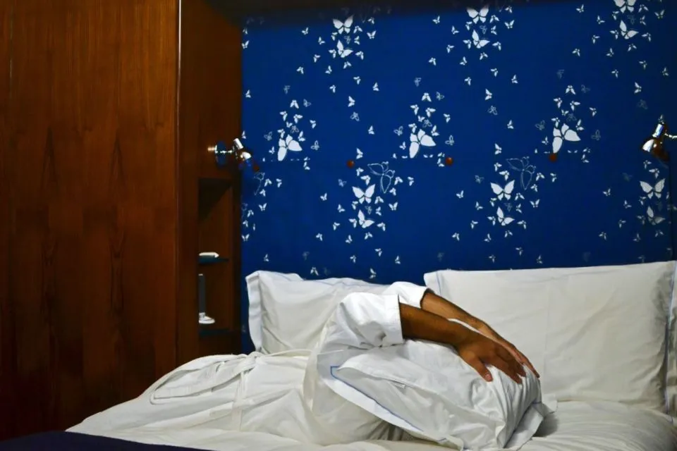 Manfaat Tidur Pakai Silk Pillowcase buat Kulit Berjerawat dan Sensitif. Bikin Kulit 'Tenang'~ 5