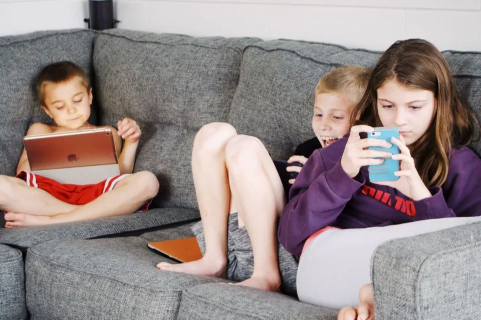 6 Risiko Bermain Media Sosial untuk Anak Usia Dini. Moms Harus Lebih Waspada ya! 8
