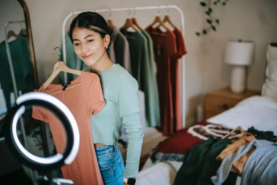 4 Alasan Logis Kenapa Dandan di Pagi Hari Bisa Jadi Mood Booster Banget 7