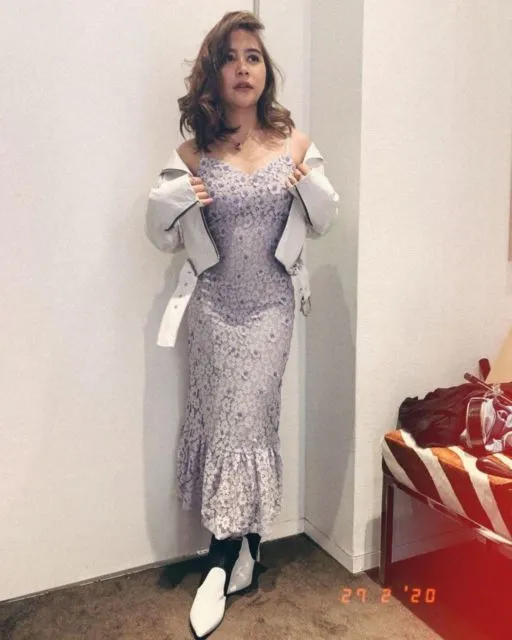 9 Ide Dress Buat si Tubuh Mungil. Ah, Kata Siapa Baju Terusan Bikin Kamu Kayak Anak Kecil? 17