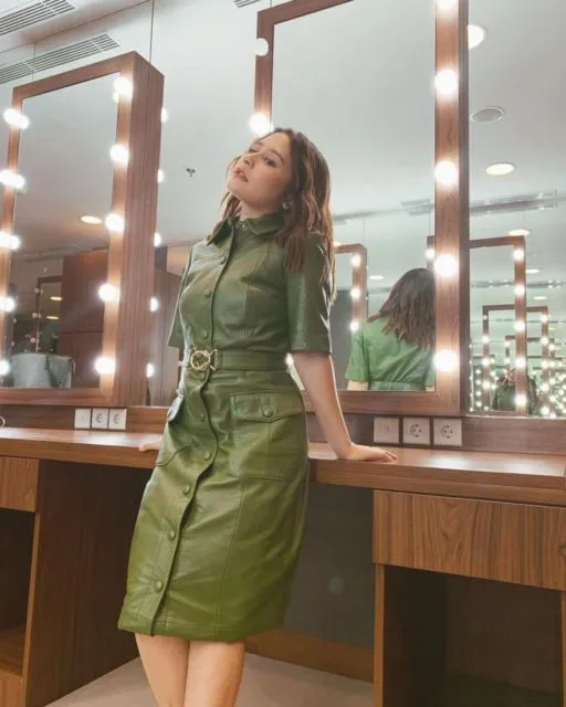 9 Ide Dress Buat si Tubuh Mungil. Ah, Kata Siapa Baju Terusan Bikin Kamu Kayak Anak Kecil? 15