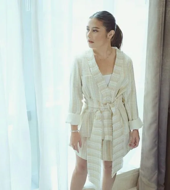 9 Ide Dress Buat si Tubuh Mungil. Ah, Kata Siapa Baju Terusan Bikin Kamu Kayak Anak Kecil? 13