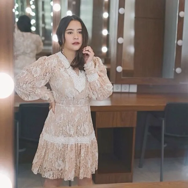9 Ide Dress Buat si Tubuh Mungil. Ah, Kata Siapa Baju Terusan Bikin Kamu Kayak Anak Kecil? 10