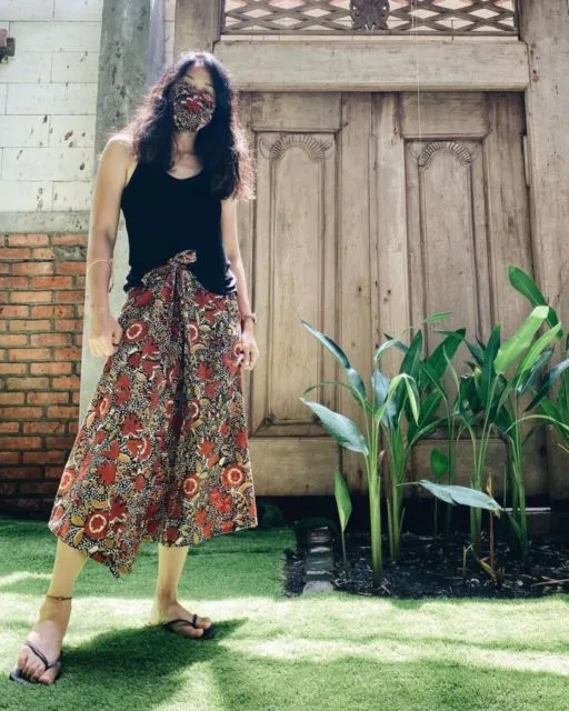 10 Ide Padu Padan Bawahan Batik ala Para Seleb. Acara Formal Ayok, Acara Santai Kece Juga~ 16