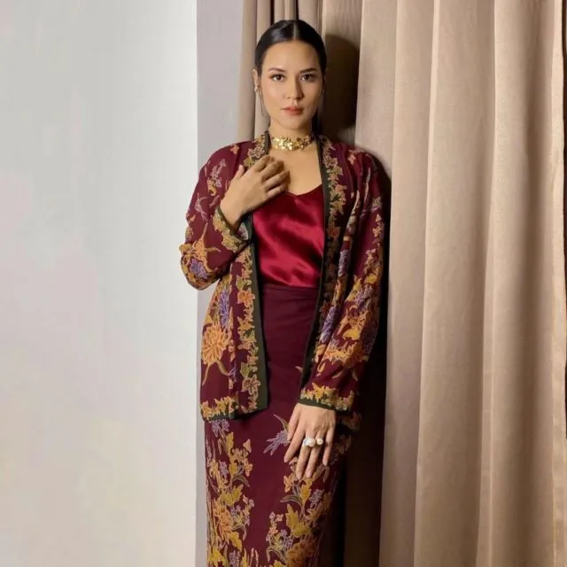 Meriahkan HUT RI Lewat 11 Outfit Nuansa Merah Putih ini yuk. Cantik dan Instagramable~ 16