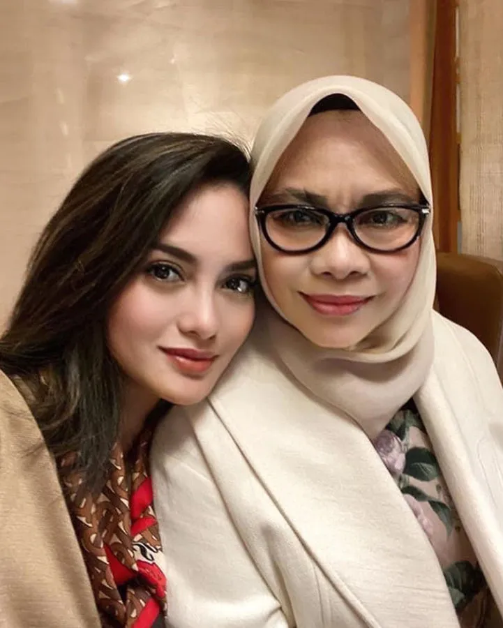 Rasakan Duka Mendalam, 11 Artis ini Kehilangan Orang Tua Akibat Pandemi Covid-19 16