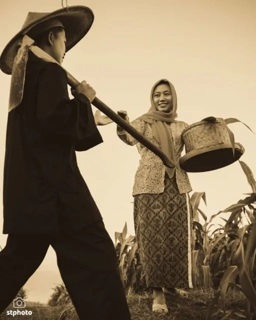 Uniknya 7+ Ide Pre-wedding Tema Vintage ala Album Foto Jadul. Pas Buat Pasangan Old Soul~ 21