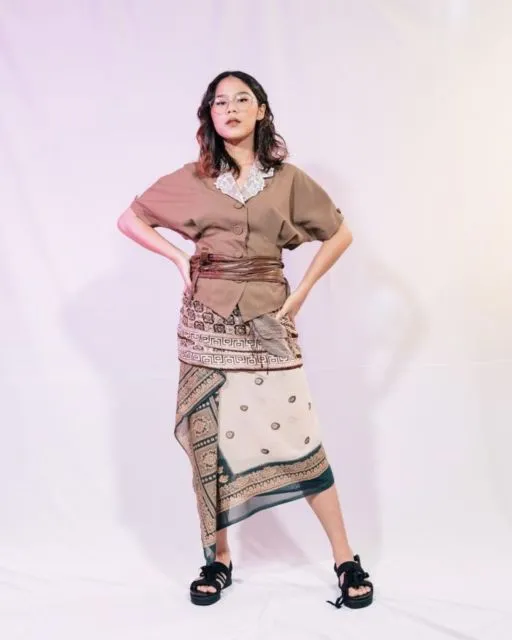 10 Ide Padu Padan Bawahan Batik ala Para Seleb. Acara Formal Ayok, Acara Santai Kece Juga~ 14