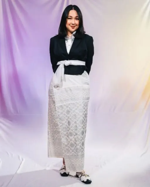 10 Ide Padu Padan Bawahan Batik ala Para Seleb. Acara Formal Ayok, Acara Santai Kece Juga~ 12