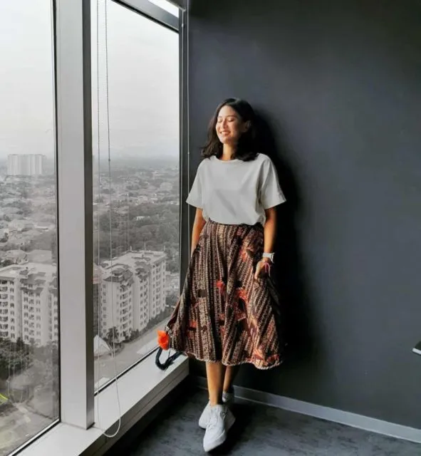 10 Ide Padu Padan Bawahan Batik ala Para Seleb. Acara Formal Ayok, Acara Santai Kece Juga~ 15