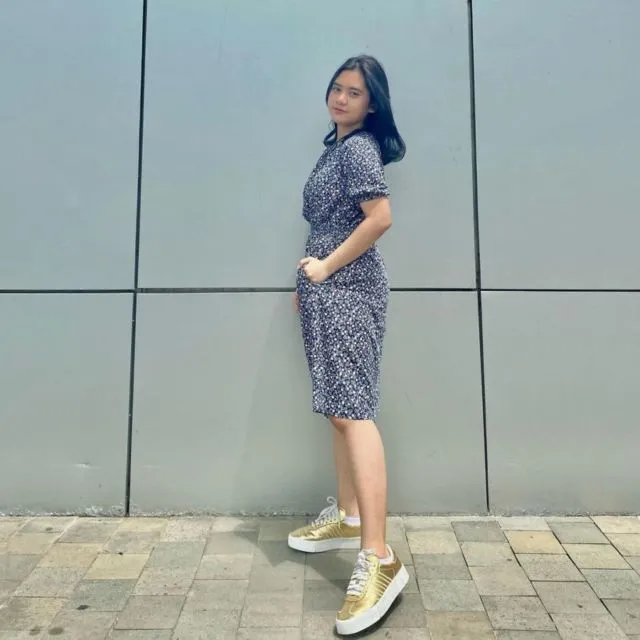 9 Ide Dress Buat si Tubuh Mungil. Ah, Kata Siapa Baju Terusan Bikin Kamu Kayak Anak Kecil? 12